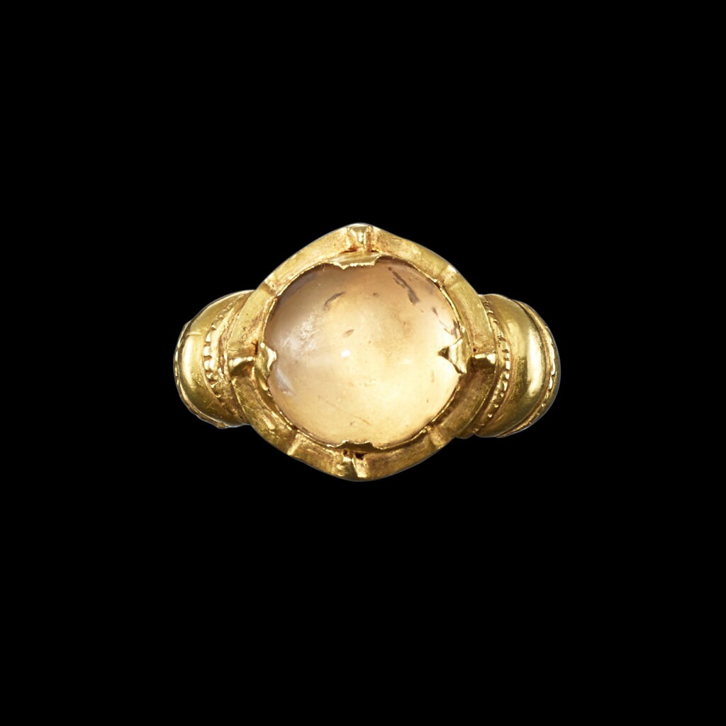 View full screen - View 1 of Lot 1112. A gold and crystal ring with ribbed shank Java, Indonesia, 7th - 12th century | 印尼爪哇 七至十二世紀 金嵌水晶戒指.
