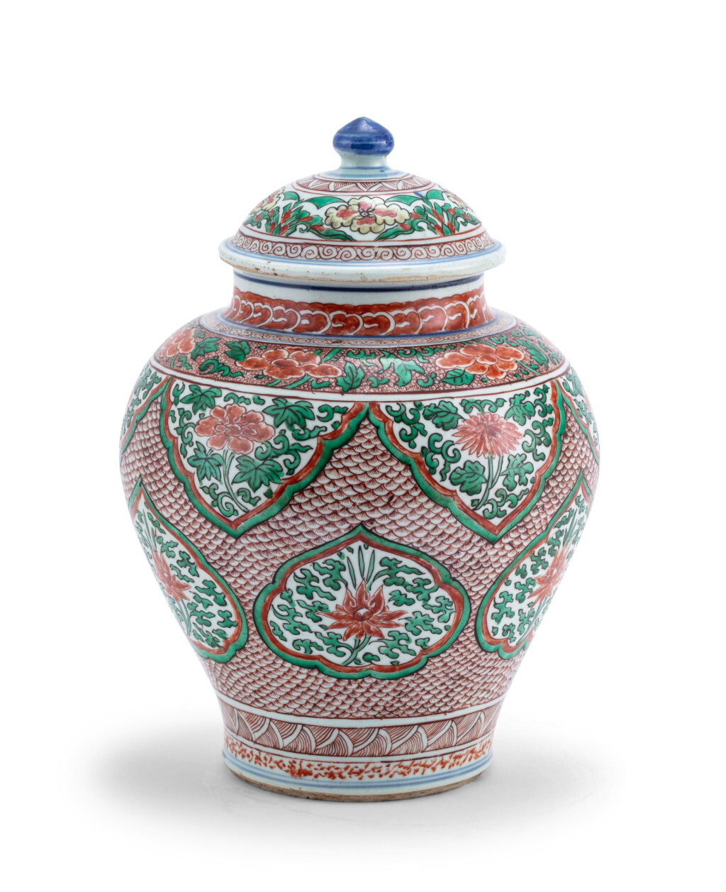 View full screen - View 1 of Lot 155. Vase couvert en porcelaine wucai XVIIE siècle | 十七世紀 五彩開光花卉紋將軍罐 | A wucai jar and cover, 17th century .