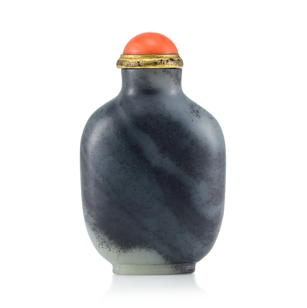 View full screen - View 1 of Lot 3036. A Black and White Jade Snuff Bottle Qing Dynasty, Qianlong Period | 清乾隆 墨白玉光素鼻煙壺.
