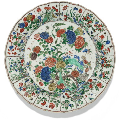 View full screen - View 1 of Lot 101. GRAND PLAT EN PORCELAINE DE LA FAMILLE VERTE DYNASTIE QING, ÉPOQUE KANGXI | 清康熙 五彩花蝶紋棱式盤 | A large lobed Famille Verte dish, Qing Dynasty, Kangxi period.