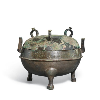 View full screen - View 1 of Lot 753. A rare inscribed bronze ritual food vessel and cover, ding, Western Han dynasty, the 5th year of Yuanshou, corresponding to 118 BC | 西漢武帝元狩五年(公元前118年) 青銅朝那銅鼎.