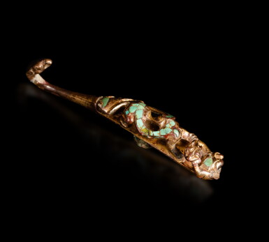View full screen - View 1 of Lot 19. A turquoise-inlaid gilt and silver bronze chased belt hook, late Warring States period - early Western Han dynasty | 戰國晚期至西漢初期 青銅鎏金銀嵌綠松石龍虎雙形鏤空帶鉤.