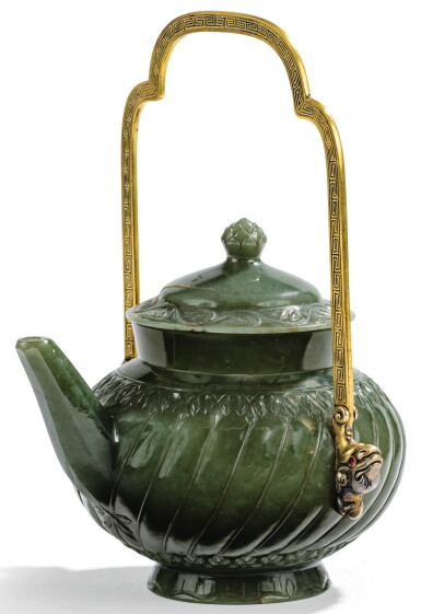 View full screen - View 1 of Lot 31. AIGUIÈRE COUVERTE EN JADE VERT ÉPINARD DYNASTIE QING, XVIIIE-XIXE SIÈCLE | 清十八至十九世紀 碧玉痕都斯坦式提梁壼 | A rare Mughal-style spinach-green jade ewer and cover, Qing Dynasty, 18th/19th century.
