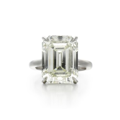 View full screen - View 1 of Lot 38. Diamond ring .