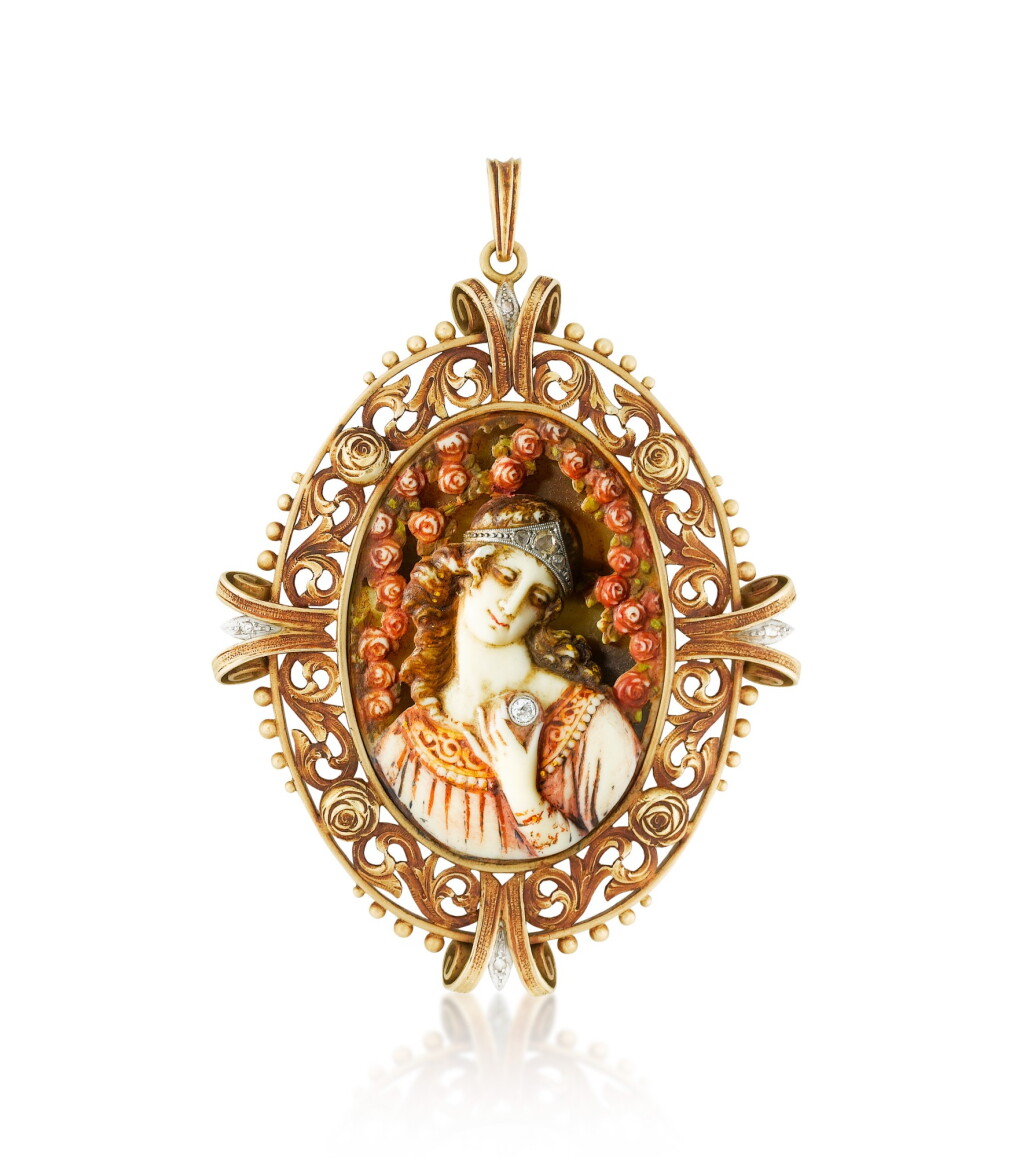 View full screen - View 1 of Lot 16. Pendentif ivoire, corne, diamants | Ivory, horn and diamond pendant.