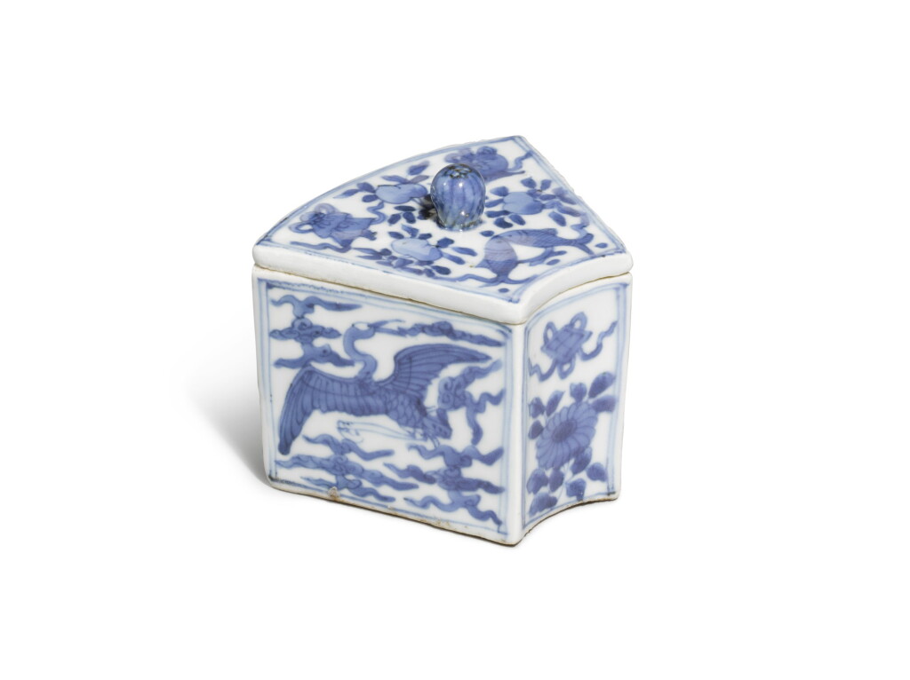 全螢幕檢視 - 查看20A blue and white fan-shaped box and cover, Ming dynasty, Wanli period | 明萬曆 青花云鶴紋扇形小蓋盒 《督理府》款的1