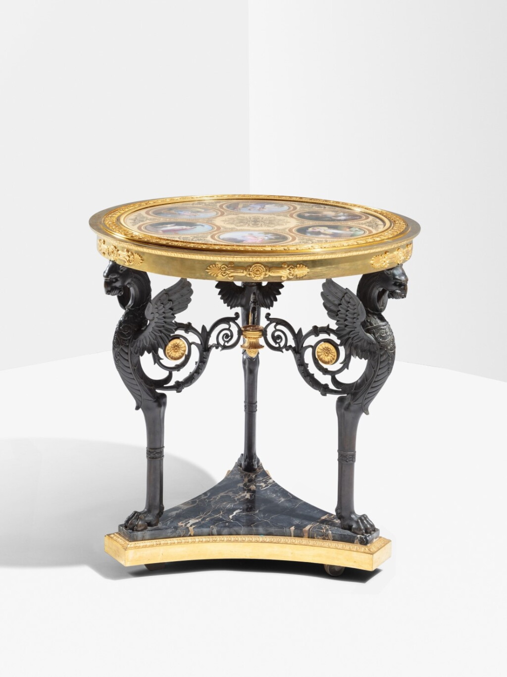 全萤幕检视 - 查看122Guéridon de "l'histoire de l'amour" en bronze doré, patiné et porcelaine d'époque Louis XVIII, la porcelaine attribuée à la manufacture de Sèvres, les bronzes par Pierre-Philippe Thomire, vers 1820的1