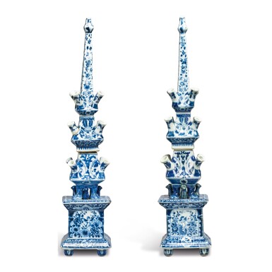 View full screen - View 1 of Lot 473. A RARE PAIR OF CHINESE EXPORT BLUE AND WHITE TULIP VASES, QING DYNASTY, KANGXI PERIOD.