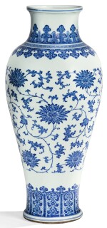 RARE GRAND VASE BALUSTRE EN PORCELAINE BLEU BLANC DYNASTIE QING, XVIIIE SIÈCLE | 清十八世紀 青花纏枝蓮紋觀音尊 | A rare large blue and white 'lotus' baluster vase, Qing Dynasty, 18th century