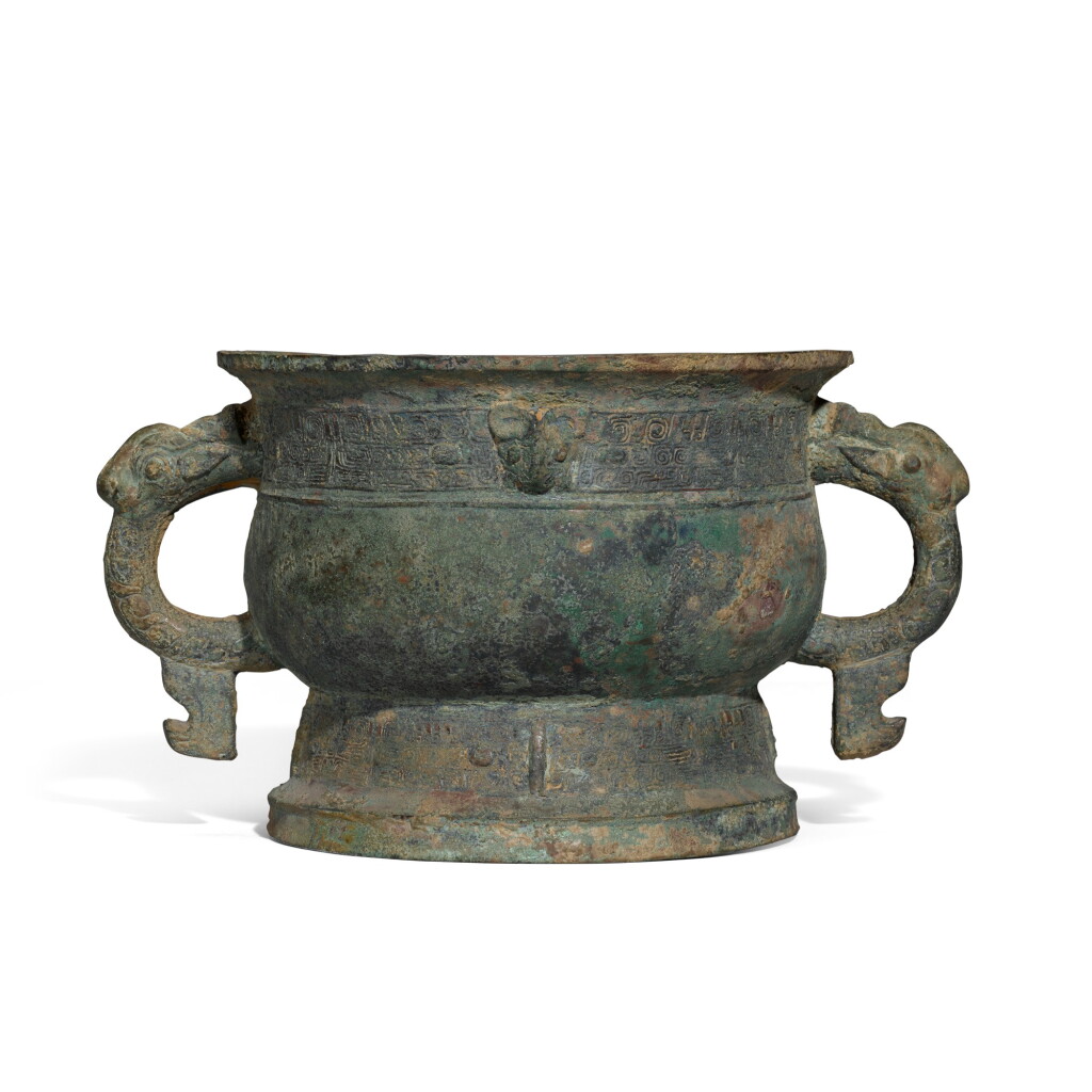View full screen - View 1 of Lot 86. An archaic bronze ritual food vessel, gui, Early Western Zhou dynasty, ca. 11th/10th century BC | 西周早期 約公元前十一至十世紀 青銅夔龍紋簋.