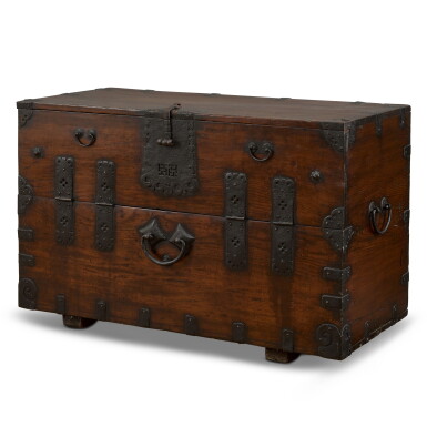 Voir en plein écran - Voir 1 du lot 2024. A large hardwood clothes chest 硬木大衣箱.