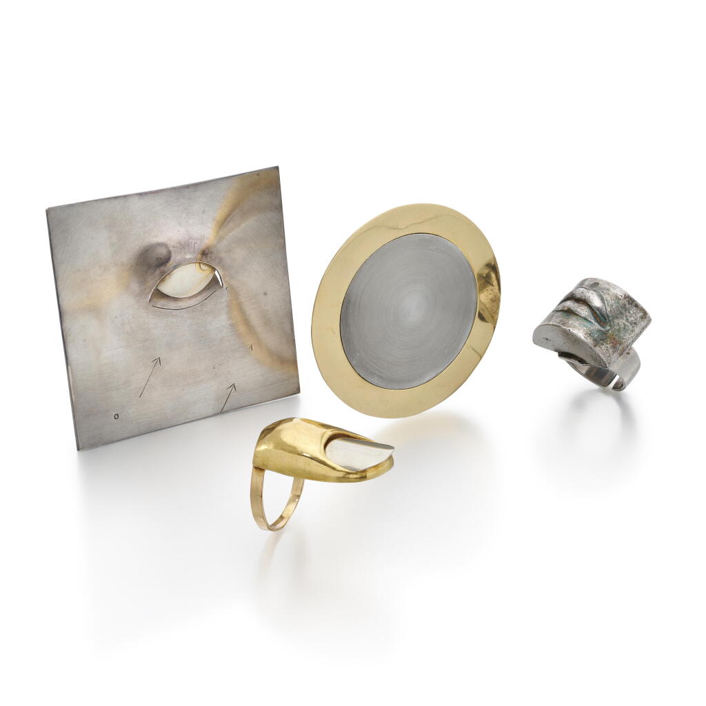 View full screen - View 1 of Lot 93. Silver Ring and a brooch, signed Martinazzi, yellow and white gold ring and silver brooch, unsigned | Anello e spilla in argento, firmati Martinazzi, anello in oro giallo e bianco e spilla in argento, non firmati.