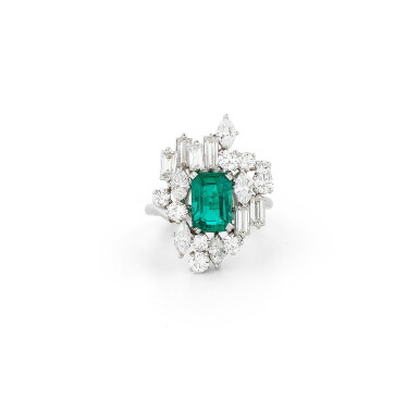 View full screen - View 1 of Lot 33. BAGUE ÉMERAUDE ET DIAMANTS | EMERALD AND DIAMOND RING.
