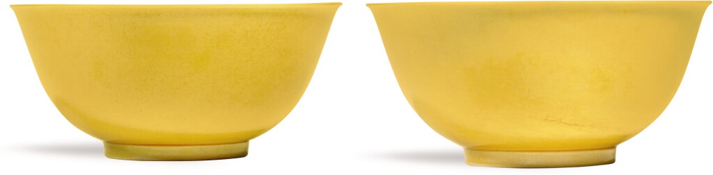 View full screen - View 1 of Lot 337. A PAIR OF YELLOW-GLAZED BOWLS JIAQING SEAL MARKS AND PERIOD | 清嘉慶 黃釉盌一對 《大清嘉慶年製》款.