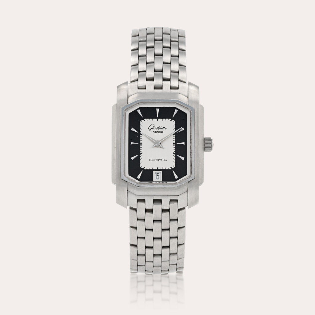 View full screen - View 1 of Lot 447. Montre bracelet en acier avec date | Stainless steel wristwatch with date and bracelet Vers 2001 | Circa 2001.