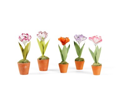 View full screen - View 1 of Lot 81. A set of five porcelain and painted metal flowers, 20th century | Ensemble de cinq fleurs en porcelaine et métal peint, XXème siècle.