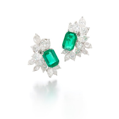 View full screen - View 1 of Lot 279. Pair of emerald and diamond ear clips (Orecchini in diamanti e smeraldi).