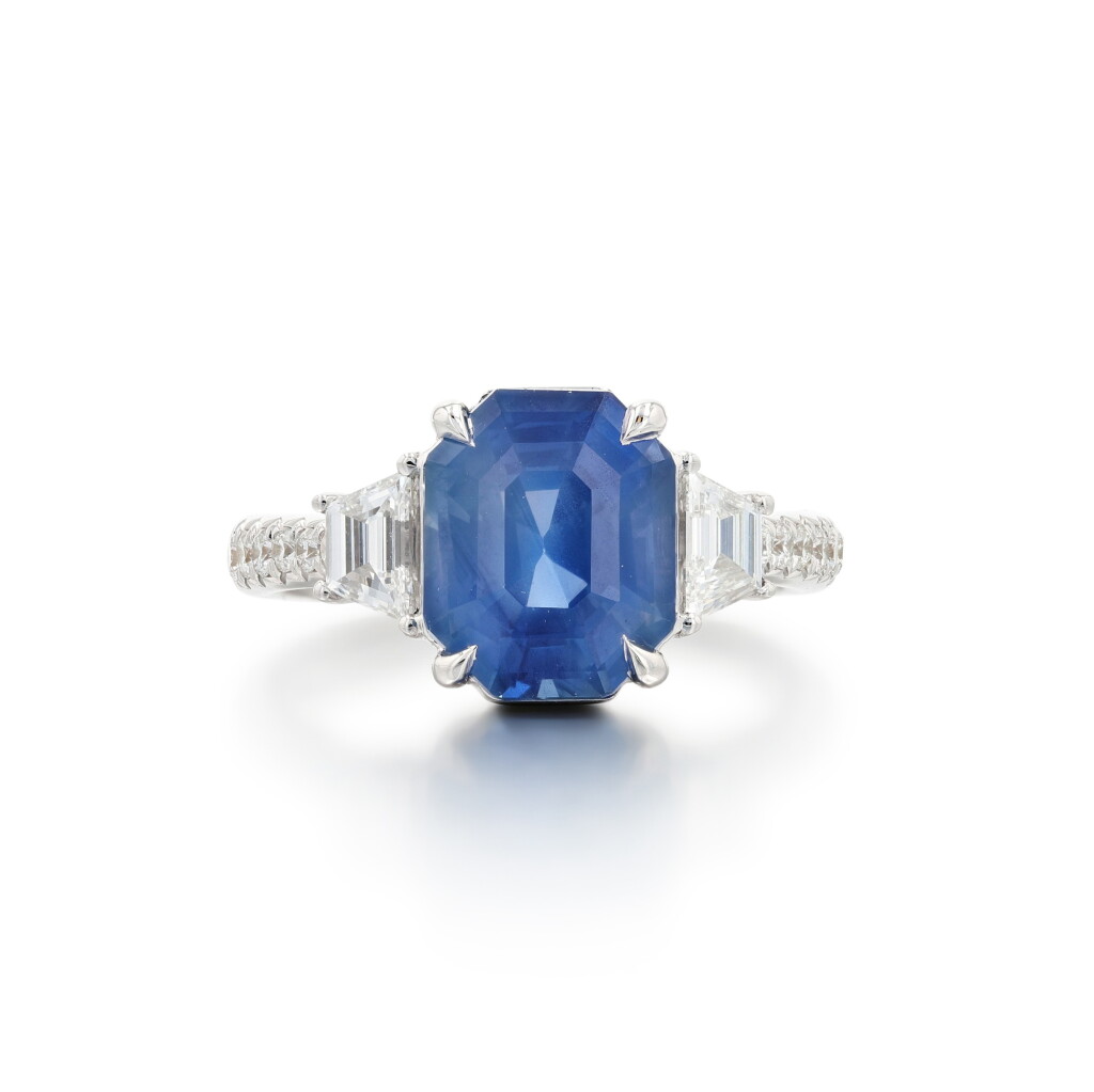 View full screen - View 1 of Lot 166. Bague saphir et diamants | Sapphire and diamond ring.