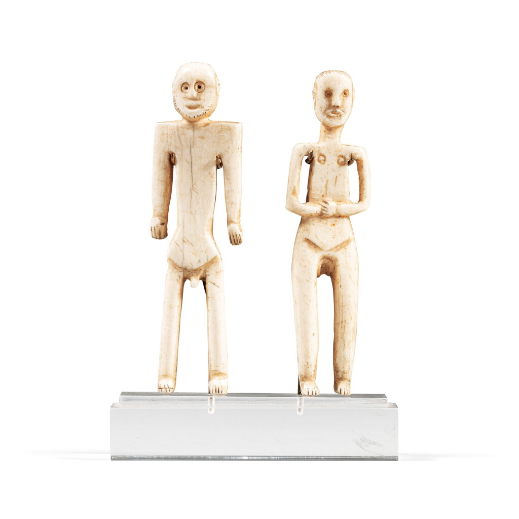 View full screen - View 1 of Lot 86. Couple de statuettes, Îles Fidji | Fiji Islands couple figures.