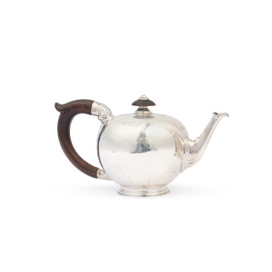 View full screen - View 1 of Lot 132. A George II silver teapot | George II-Teekanne aus Silber.