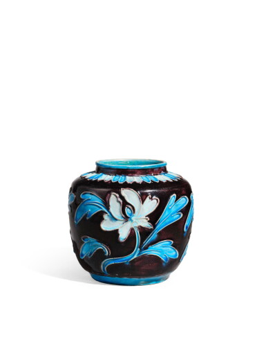 View full screen - View 1 of Lot 2168. A small fahua 'peony' jar, Ming dynasty, 15th – 16th century | 明十五至十六世紀 琺華牡丹紋小罐 .