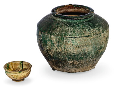 View full screen - View 1 of Lot 1. VASE À GLAÇURE VERTE ET COUPE À VIN À GLAÇURE SANCAI DYNASTIE TANG | 唐 綠釉陶罐 及 唐 三彩陶盃 | A green-glazed jar and a sancai-glazed wine cup, Tang Dynasty.