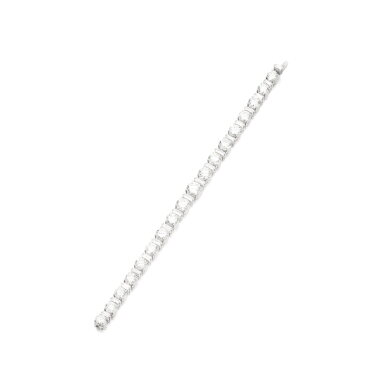 View full screen - View 1 of Lot 747. Diamond bracelet.