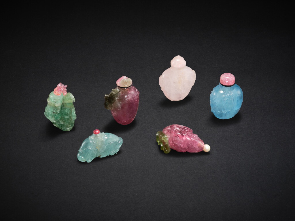 Voir en plein écran - Voir 1 du lot 3441. Six tourmaline, quartz, and emerald snuff bottles, Qing dynasty, 19th century | 清十九世紀 碧璽、水晶及祖母綠鼻煙壺 一組六件.