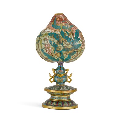 View full screen - View 1 of Lot 61. An imperially inscribed cloisonné enamel peach, Qing dynasty, Qianlong period | 清乾隆 掐絲琺瑯御製詩桃形擺件.