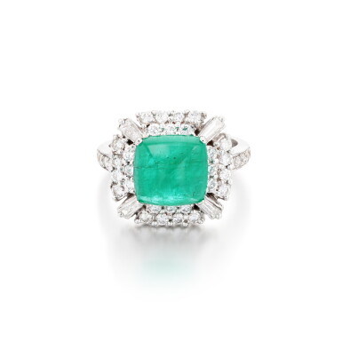 View full screen - View 1 of Lot 155. Bague émeraude et diamants | Emerald and diamond ring.