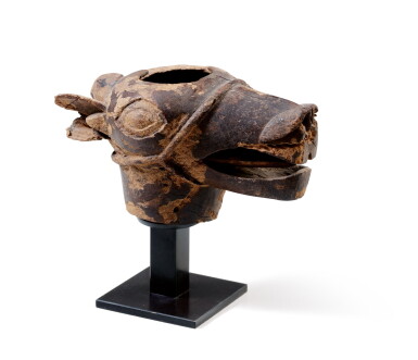 View full screen - View 1 of Lot 44. Gobelet en forme de tête de lama, Huari, Pérou, Horizon Moyen, 700-1000 AP. J.-C. | Huari wood vessel in the form of a lama head, Peru, AD 700-1000.