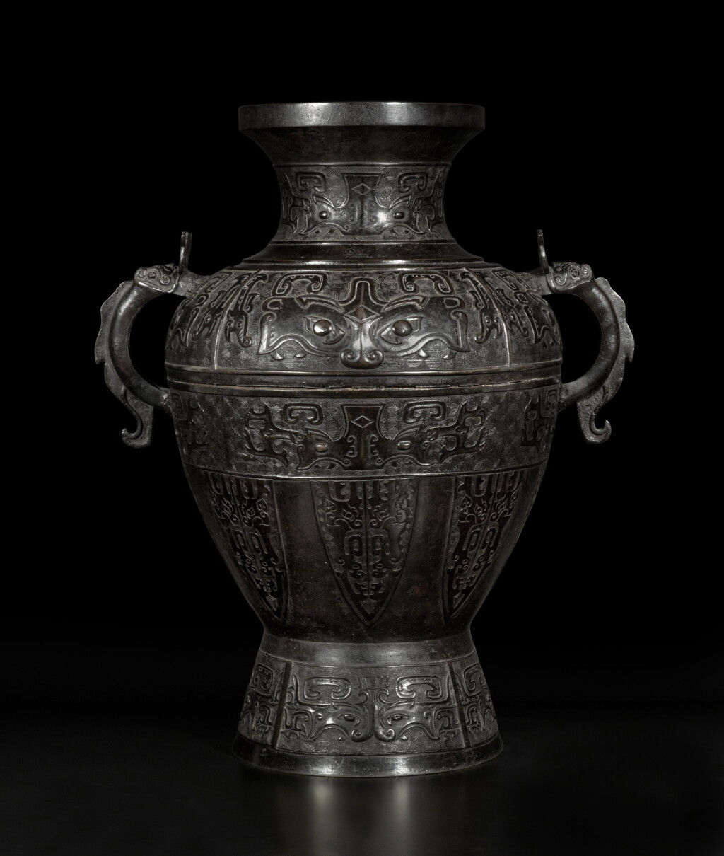 View full screen - View 1 of Lot 122. A massive bronze archaistic vessel (Lei), 17th / 18th century.