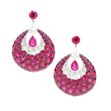 View full screen - View 1 of Lot 25. GRAFF | PAIR OF RUBY AND DIAMOND PENDENT EARRINGS.