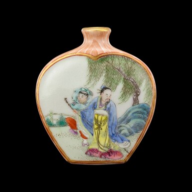 View full screen - View 1 of Lot 1006. A faux-bois ground famille-rose 'scholars' snuff bottle Seal mark and period of Qianlong | 清乾隆 粉彩仿木紋開光人物圖鼻煙壺 《大清乾隆年製》款.