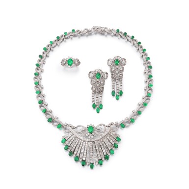 View full screen - View 1 of Lot 77. Demi-parure émeraude et diamant | Emerald and diamond half-set.