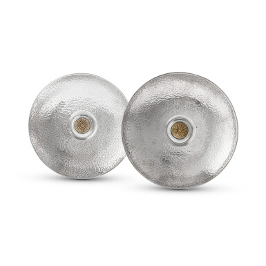 View full screen - View 1 of Lot 337. Pair of Greek circular hammered silver and gilt metal dishes attributed to Lalaounis, Athens, modern | Paire de plats ronds en argent martelé et métal doré attribués à Lalaounis, Athènes moderne.
