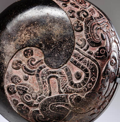 View full screen - View 1 of Lot 25. Coupe à relief de tête de divinité, Maya, Classique récent, 300 - 600 ap. J-C. | Maya Carved Bowl with the head of a deity, Early Classic, ca. AD 300 - 600.