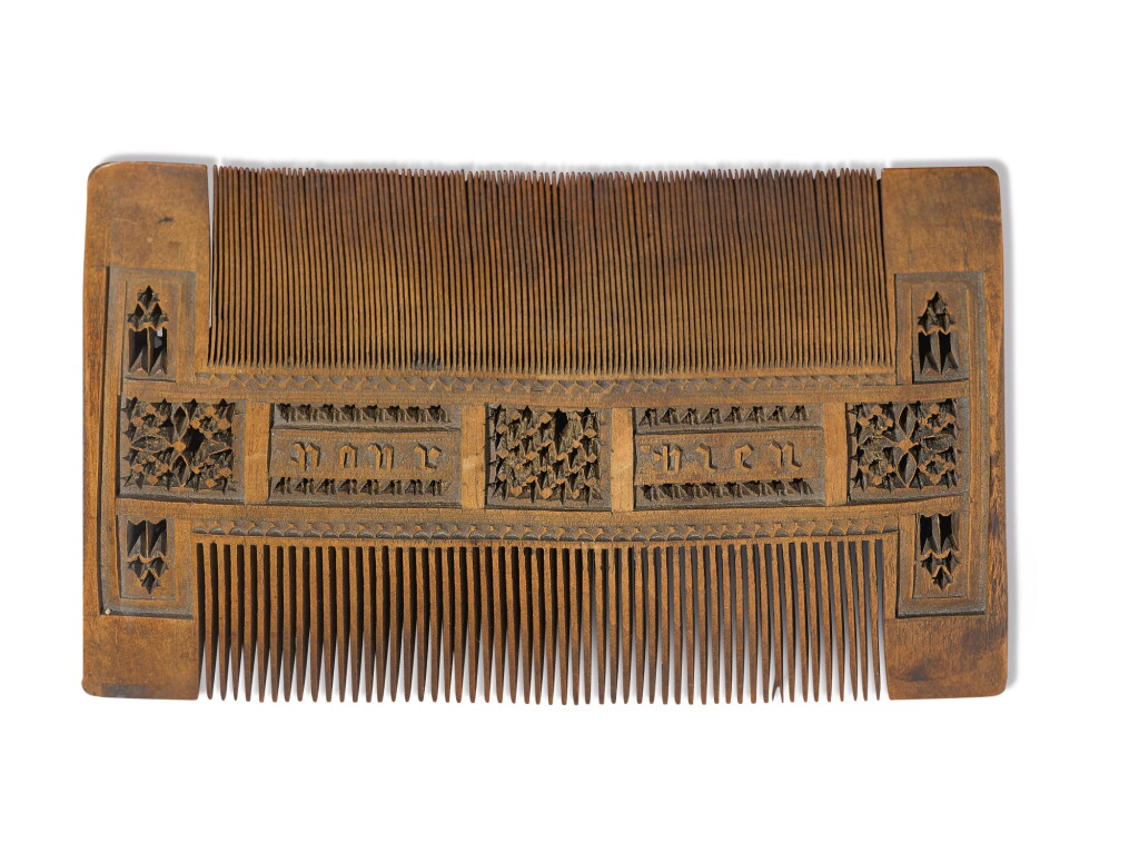 View full screen - View 1 of Lot 707. Comb.