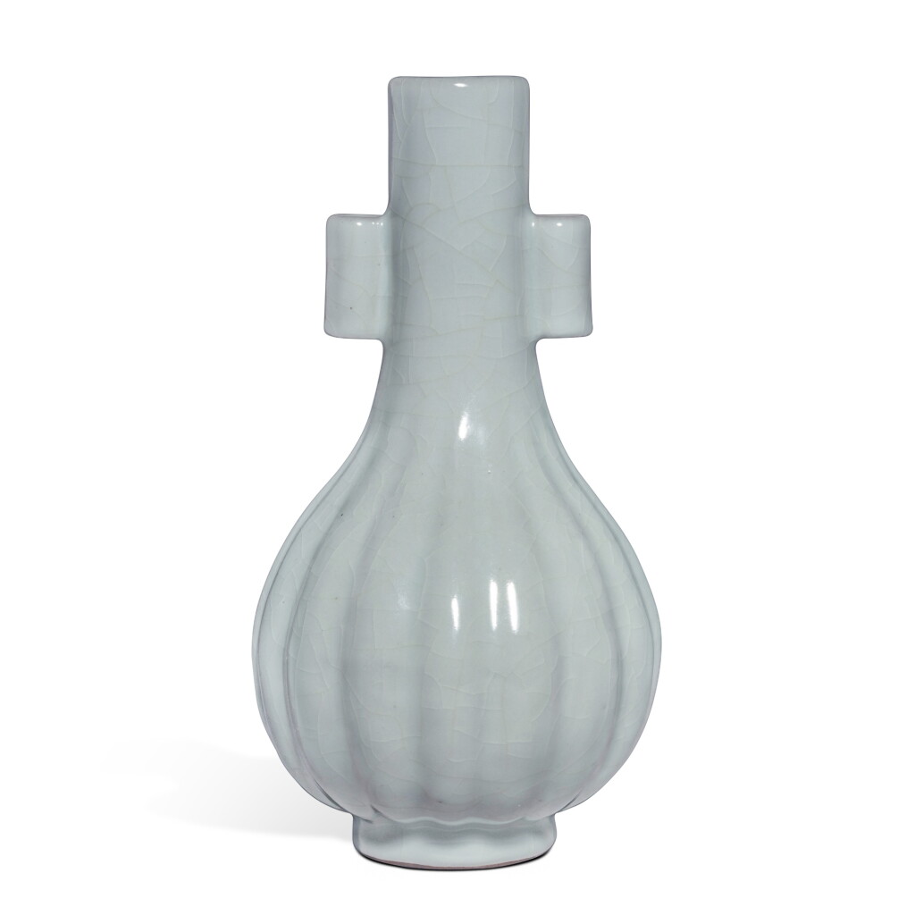 View full screen - View 1 of Lot 514. A fine and rare Ru-type lobed arrow vase, Seal mark and period of Qianlong | 清乾隆 仿汝釉貫耳瓜棱長頸瓶 《大清乾隆年製》款.