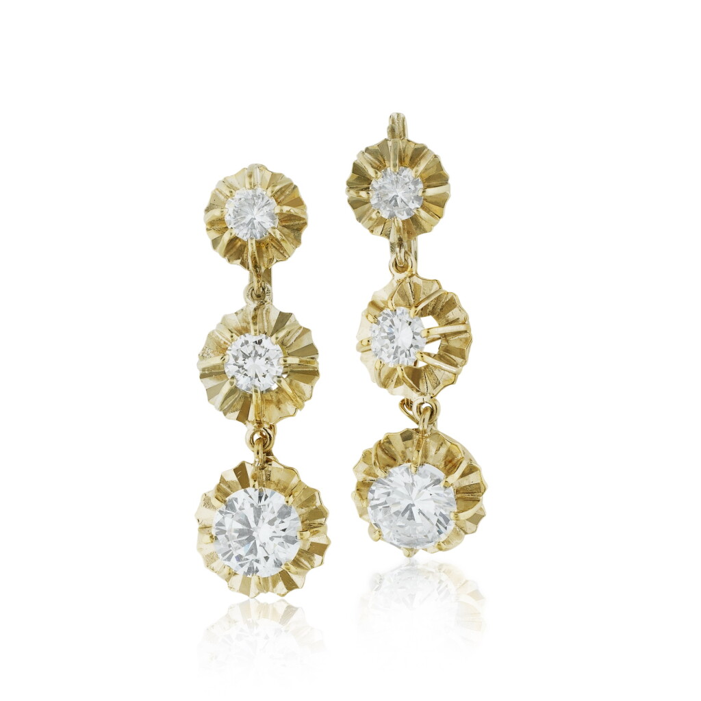 View full screen - View 1 of Lot 331. Paire de pendants d'oreille diamants | Pair of diamond pendent earrings.