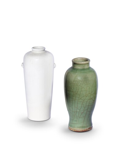 Voir en plein écran - Voir 1 du lot 67. Petit vase en grès céladon Longquan et petit vase en porcelaine blanc de Chine Dynastie Ming et dynastie Qing | 明及清 龍泉窰青釉小瓶 及 清 德化窰白瓷小瓶 | A small 'Longquan' celadon-glazed vase, Ming Dynasty and a small Blanc-de-Chine vase, Qing Dynasty .