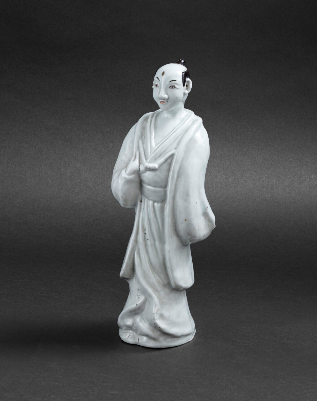 View full screen - View 1 of Lot 241. Figure en porcelaine figurant un personnage debout Japon, époque Edo | 日本 江戶時期 柿右衛門人物立像 | A porcelain figure of a standing man, Arita, Japan, Edo period.