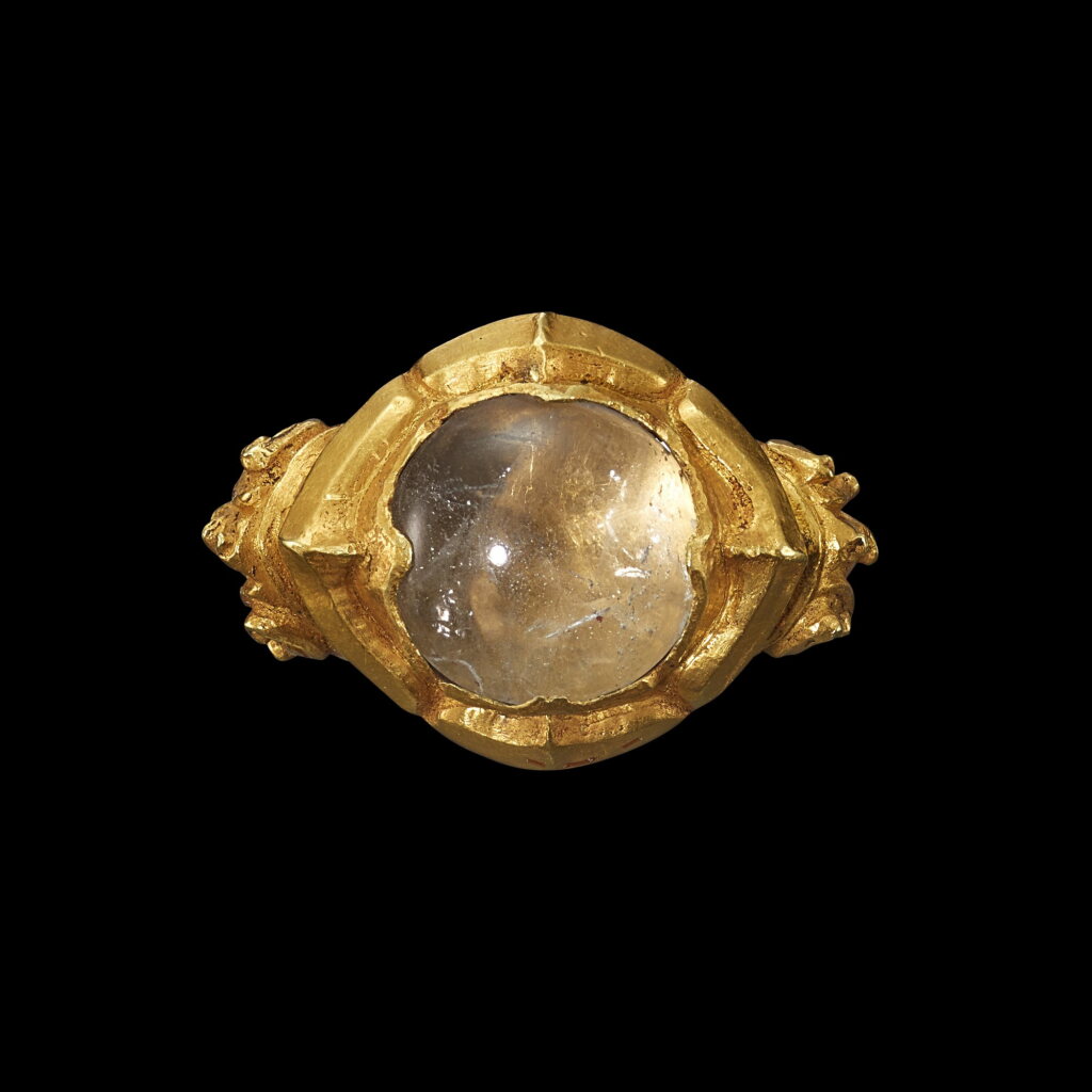 View full screen - View 1 of Lot 1095. A gold and crystal repoussé ring Java, Indonesia, 7th - 12th century | 印尼爪哇 七至十二世紀 金嵌水晶戒指.