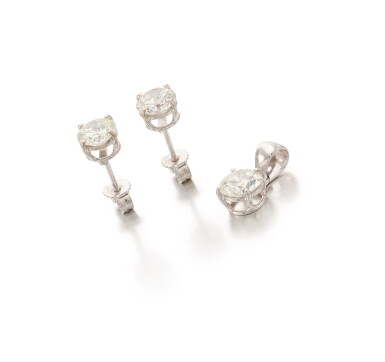 View full screen - View 1 of Lot 205. PAIR OF DIAMOND EAR STUDS AND DIAMOND PENDANT (PAIO DI ORECCHINI E PENDENTE IN DIAMANTI).