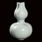A GUAN-TYPE TRIPLE-SPOUTED 'DOUBLE-GOURD' VASE SEAL MARK AND PERIOD OF QIANLONG | 清乾隆 仿官釉三連葫蘆尊 《大清乾隆年製》款