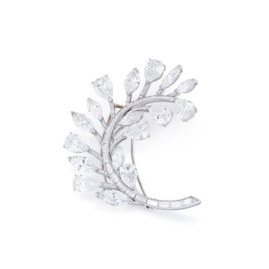 View full screen - View 1 of Lot 94. Broche diamants | Diamond brooch.