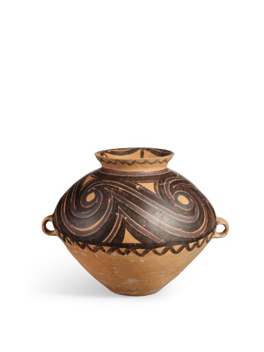 View full screen - View 1 of Lot 2132. A large painted pottery jar, Neolithic period, Majiayao culture, Banshan phase | 新石器時代 馬家窰文化半山類型 彩繪幾何紋雙繫耳罐.
