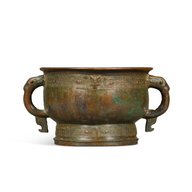 View full screen - View 1 of Lot 241. An archaic bronze ritual food vessel (Gui), Late Shang / Early Western Zhou dynasty | 商末 / 西周初 青銅簋.