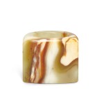 An agate thumb ring, Qing dynasty 清 瑪瑙扳指