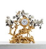 Pendulette au chasseur en bronze redoré, tôle laquée et porcelaine d'époque Louis XV, vers 1750, la porcelaine XIXe siècle
